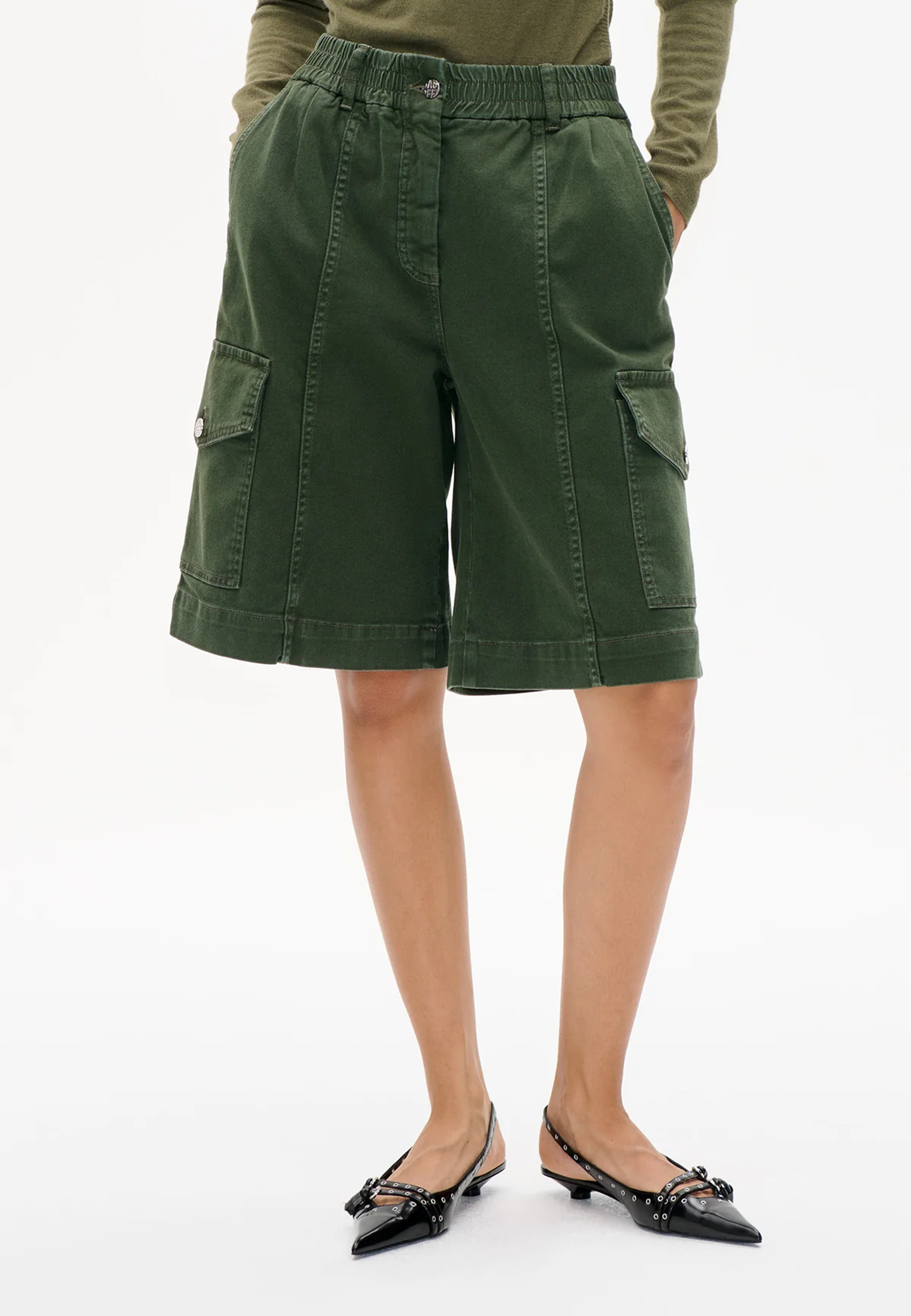 Neeto Wide Leg Fit Bermuda | Rosin Green