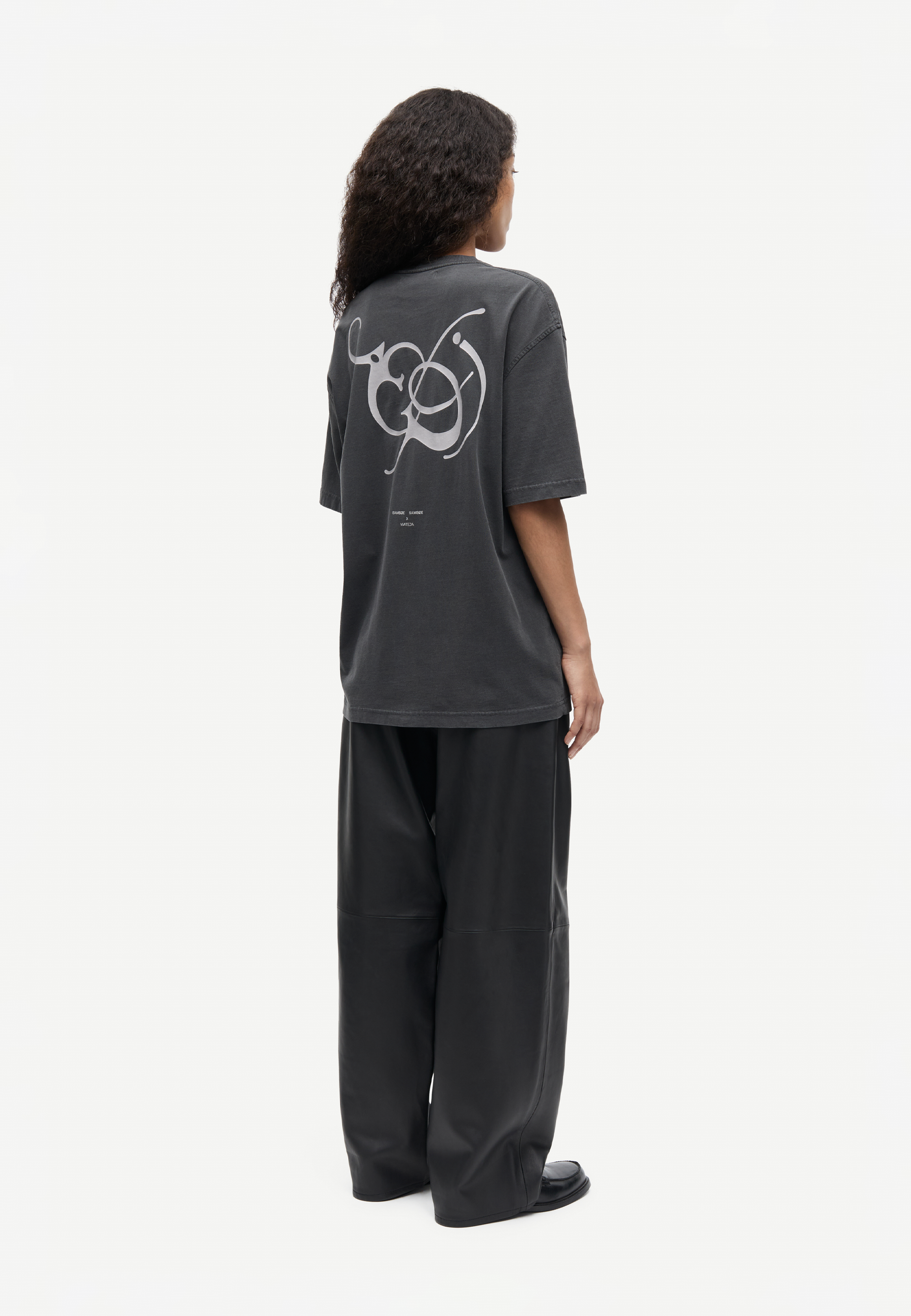 Saragnar Oversized T-shirt | Sort skrift