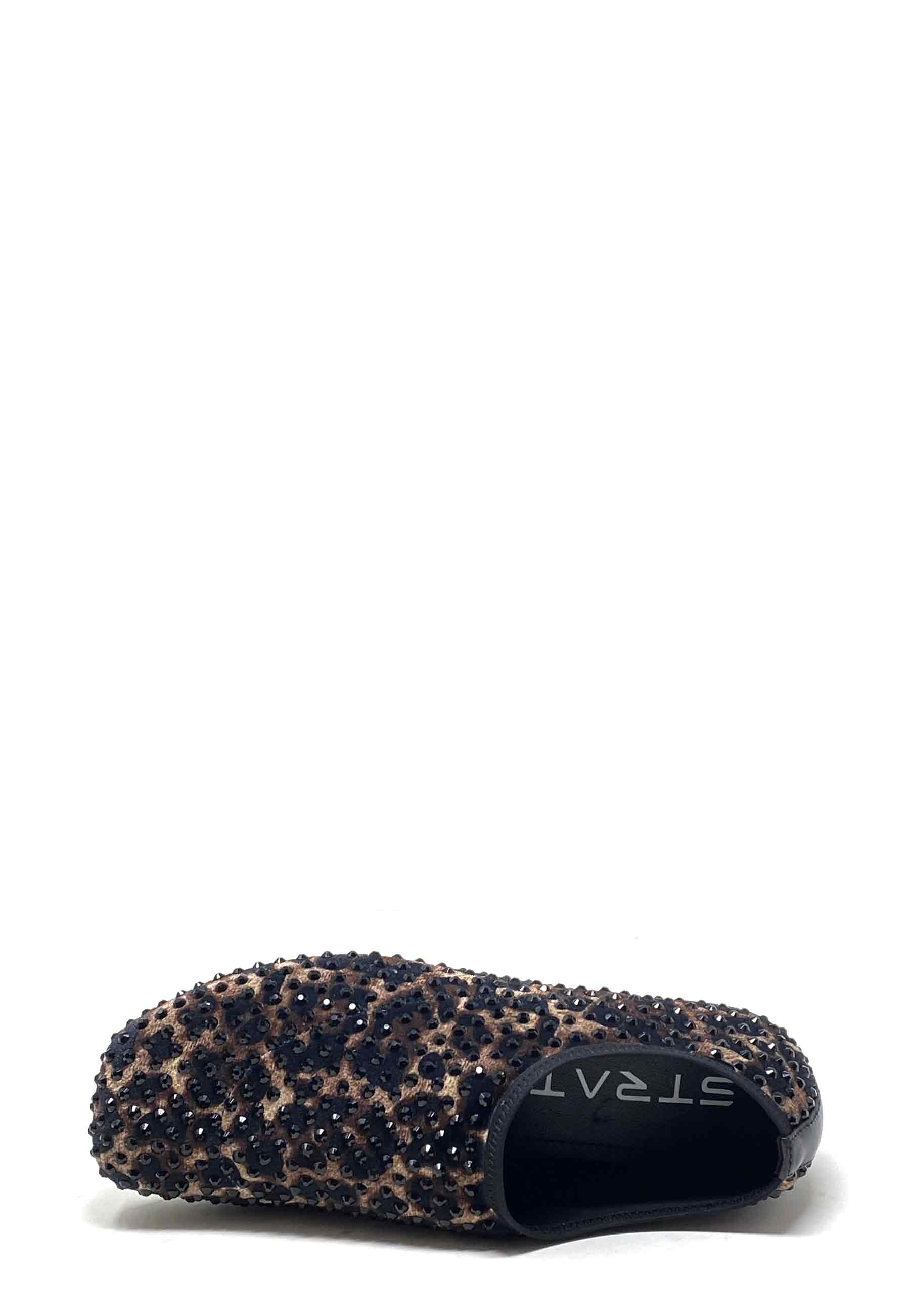 R20 Stud Slip On | Africa Black Leo