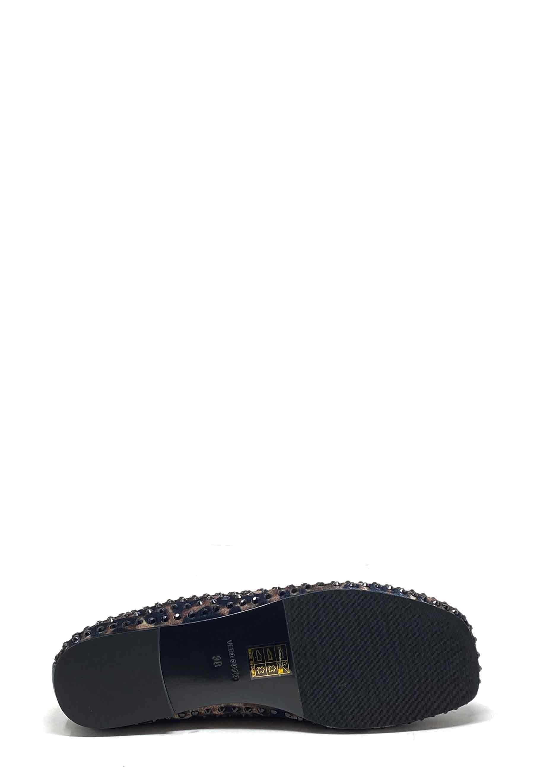 R20 Stud Slip On | Africa Black Leo