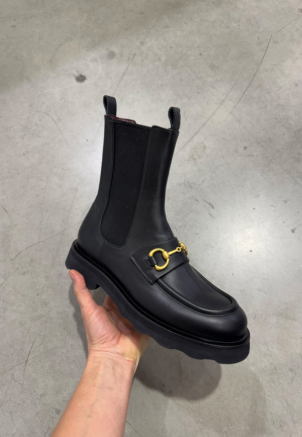 2282 Nicky Chelsea Boot | Nero Seta