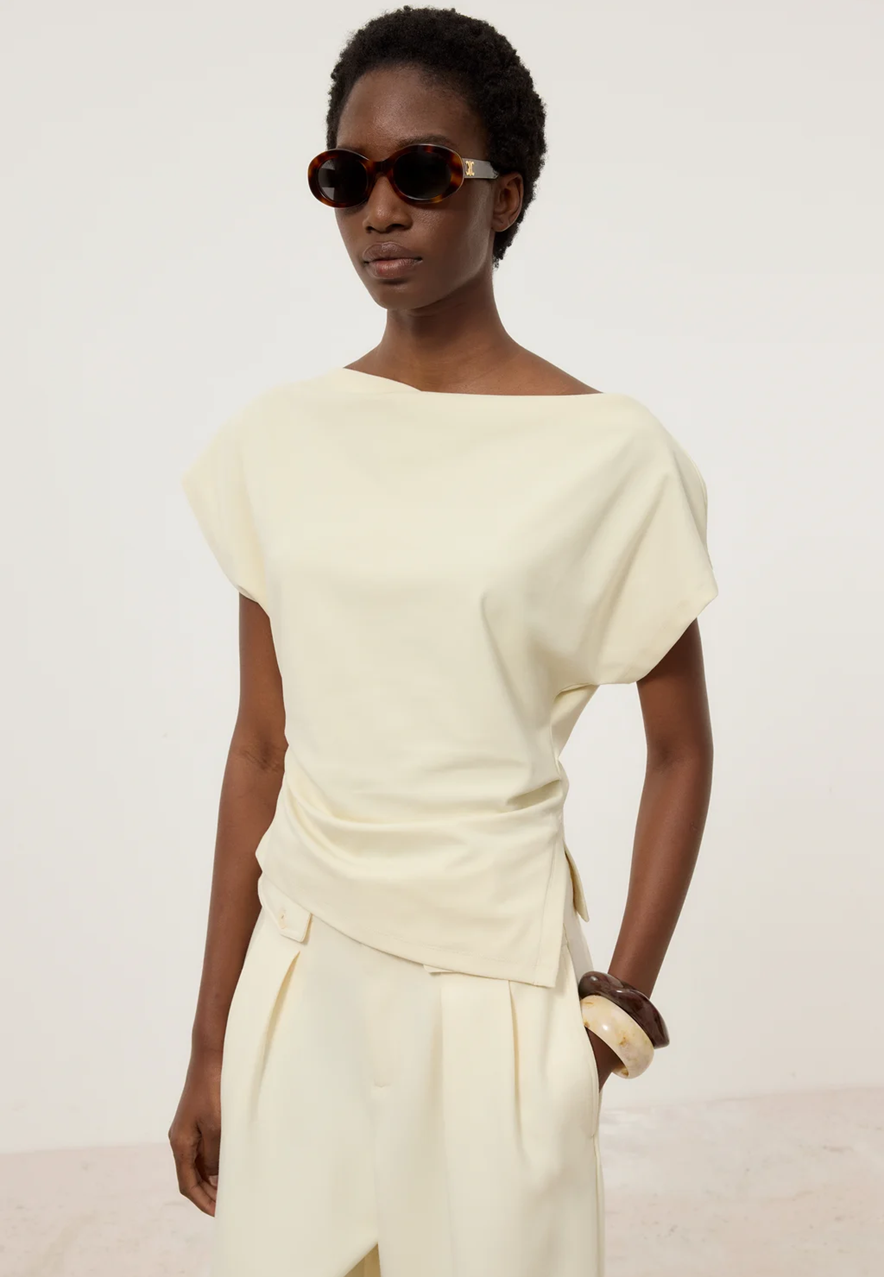 C95397 T-shirt med bare skuldre | Witherite Beige
