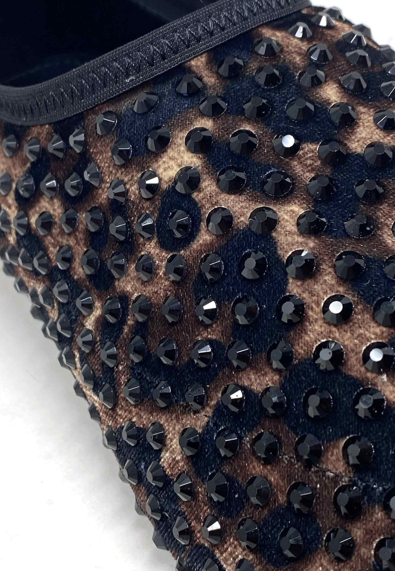 R20 Stud Slip On | Africa Black Leo