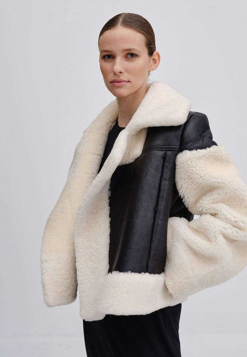 Rika Lammfelljacke | Black