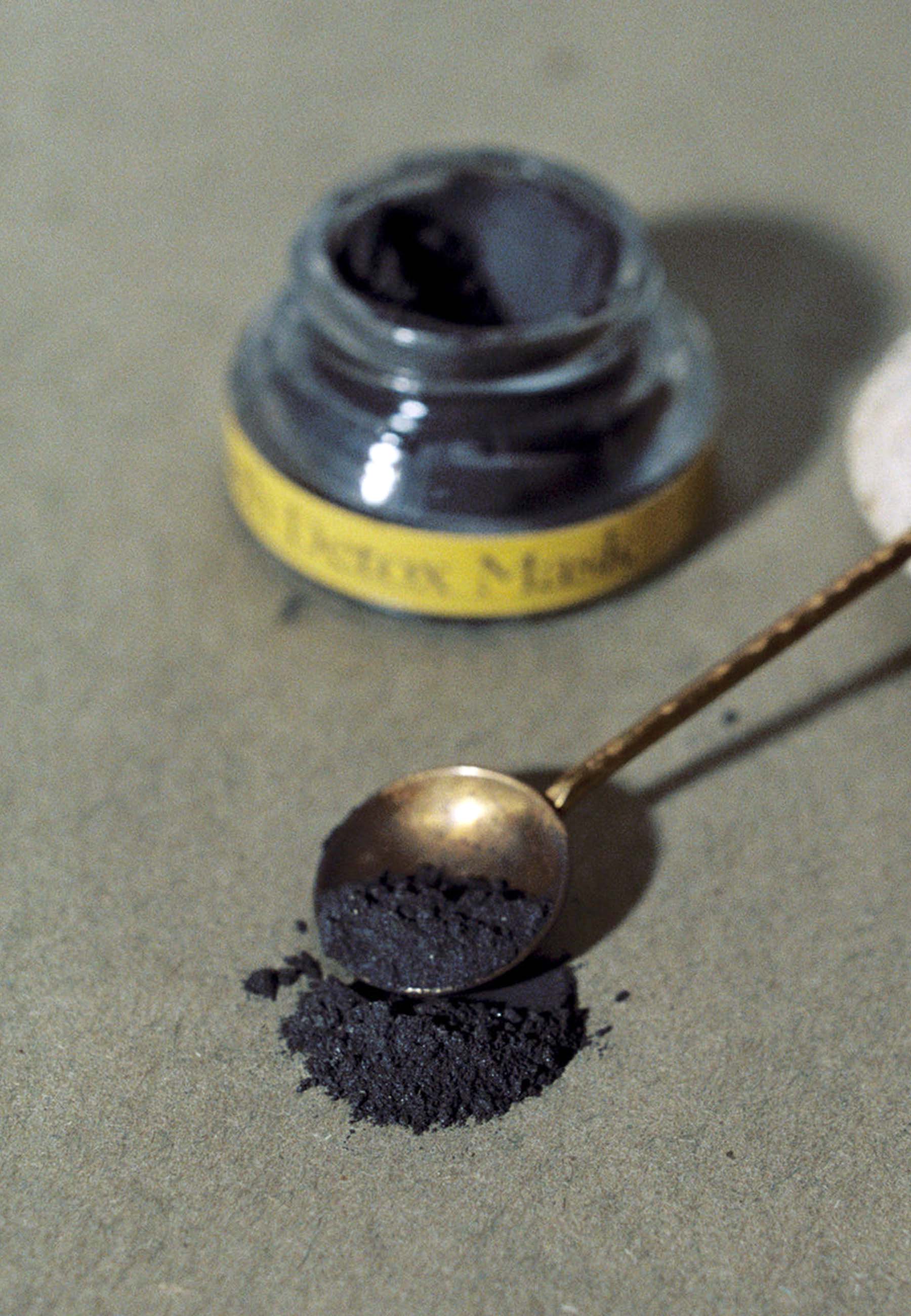 Schwarze Erde Detox Maske